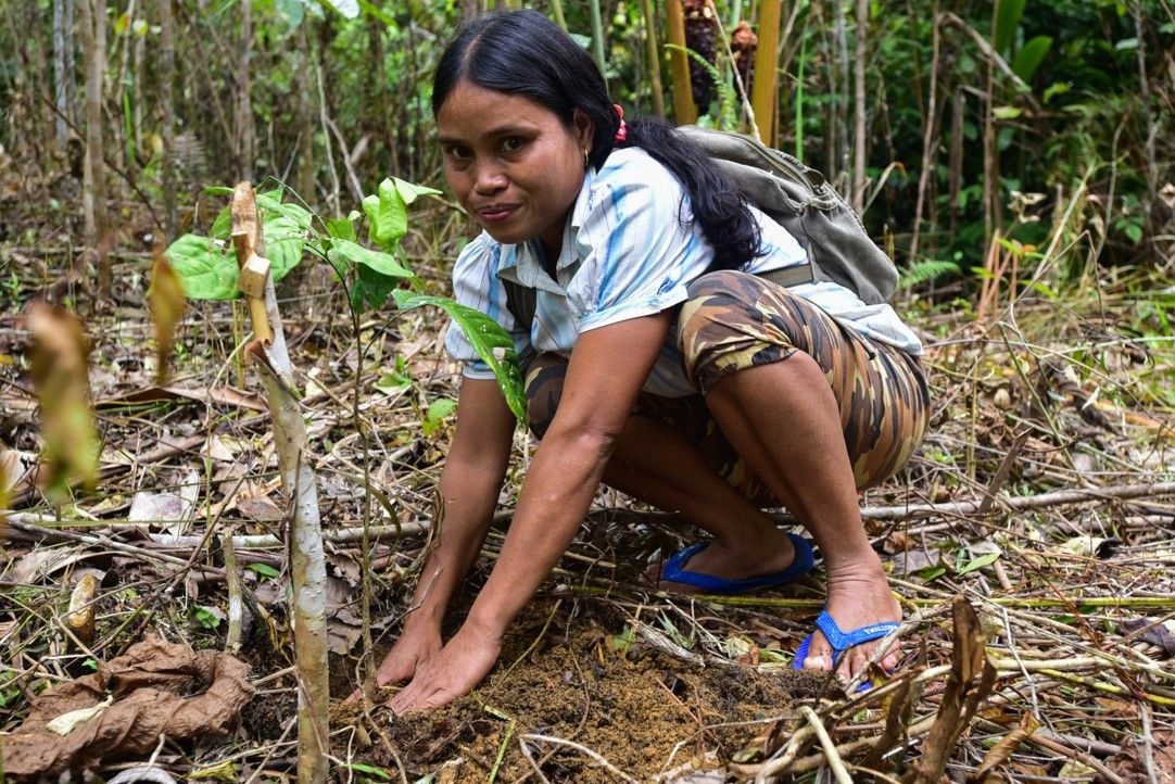 Eine indonesische Frau pflegt den Boden